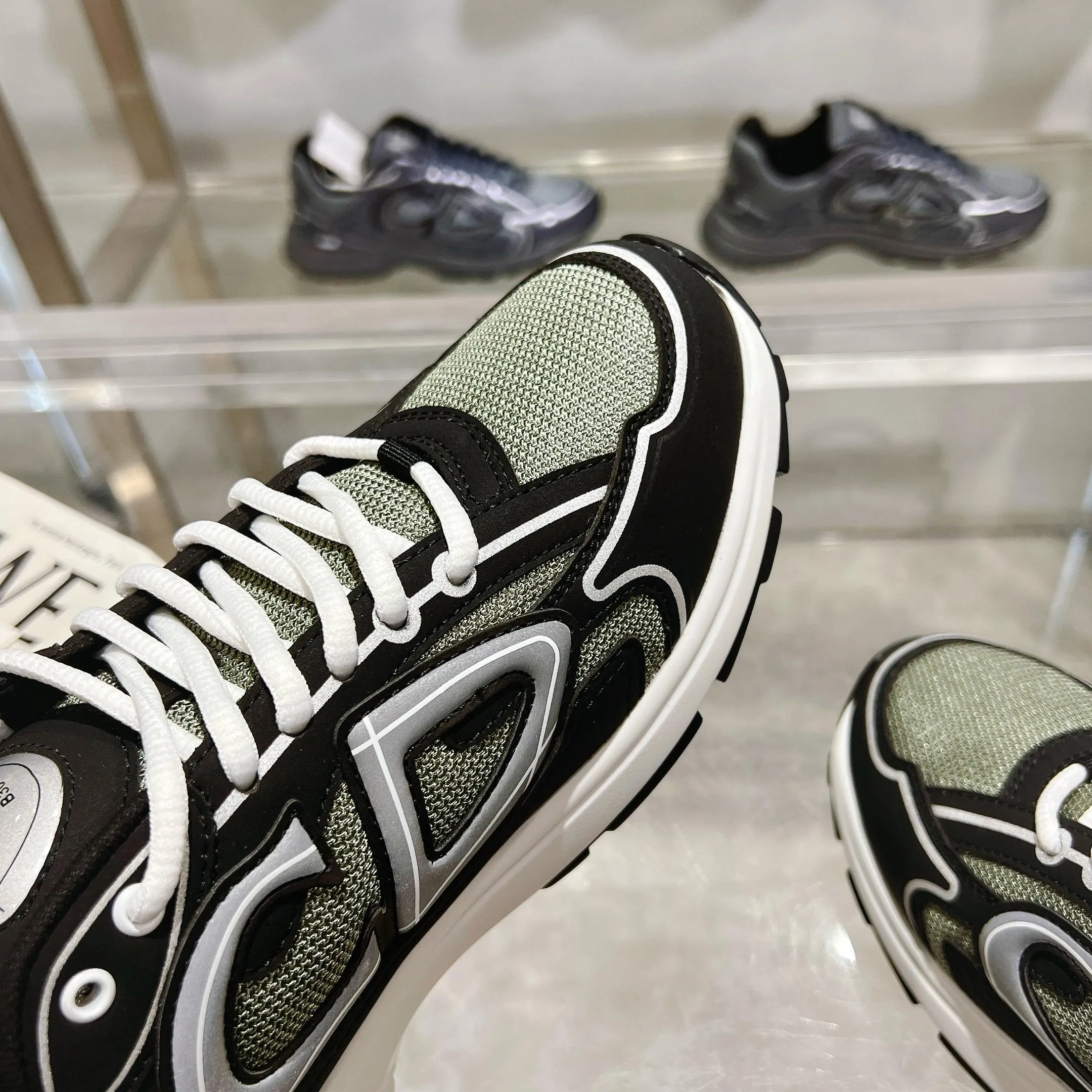 👟👟Ex-factory price 520👟👟 H612 high version B30 low-top sneakers are one of the flagship styles of this series. Crafted from mesh and technical fabrics, it's finished with a reflective 'CD30' graphic and 'DIOR B30' and 'CD30' logos on the heel and tongue. The extra-light, sculpted rubber sole adds style with signature accents, while internal stretch details create ideal comfort. Can be paired with a variety of casual looks to show a fashionable, modern and sporty style. ✅Size: 35-47 (45-46-47 customized, non-returnable and non-exchangeable) ✅Sole material: Original ultra-light IP sole ✅Packaging: Brand new counter packaging